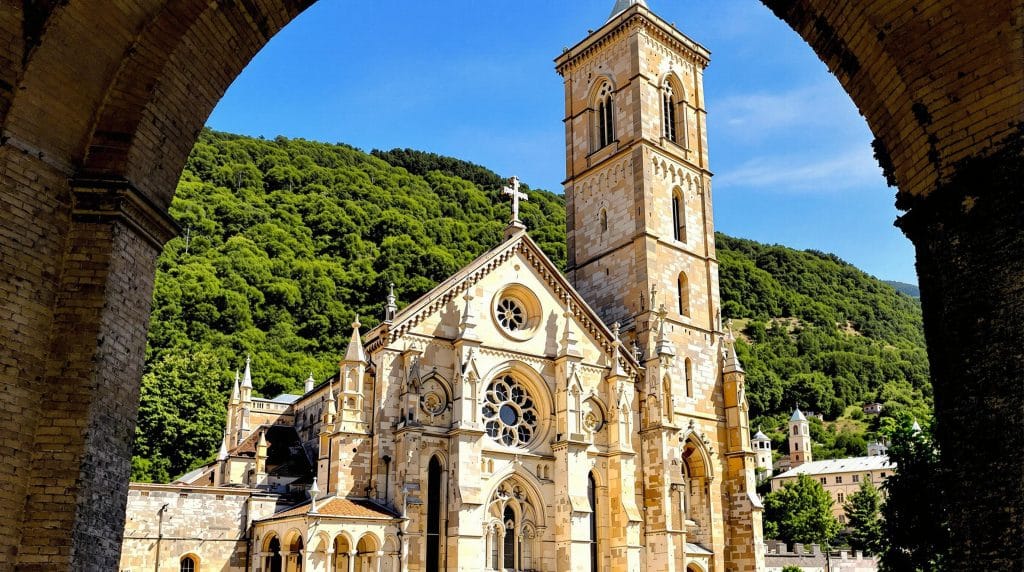 découvrez l'église d’ossun, un trésor architectural des hautes-pyrénées. plongez dans son histoire fascinante et admirez son style unique qui attire les passionnés d'art et d'architecture.